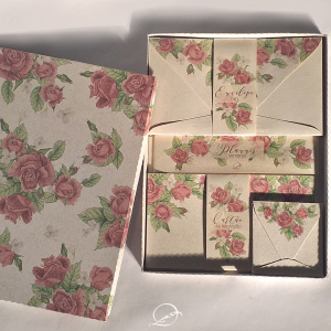 kit presente papelaria 1 - floral rosa - envelope, cartão de felicitação, tag para presente na caixinha